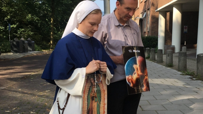 Waken bij abortuscentra is een recht en dat moet blijven!